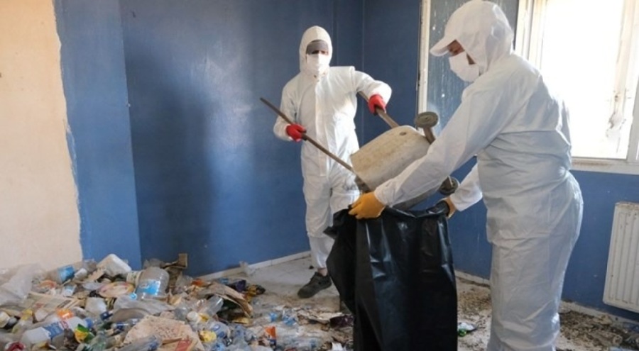 Yalnız yaşayan adamın evinden bir kamyon çöp çıktı