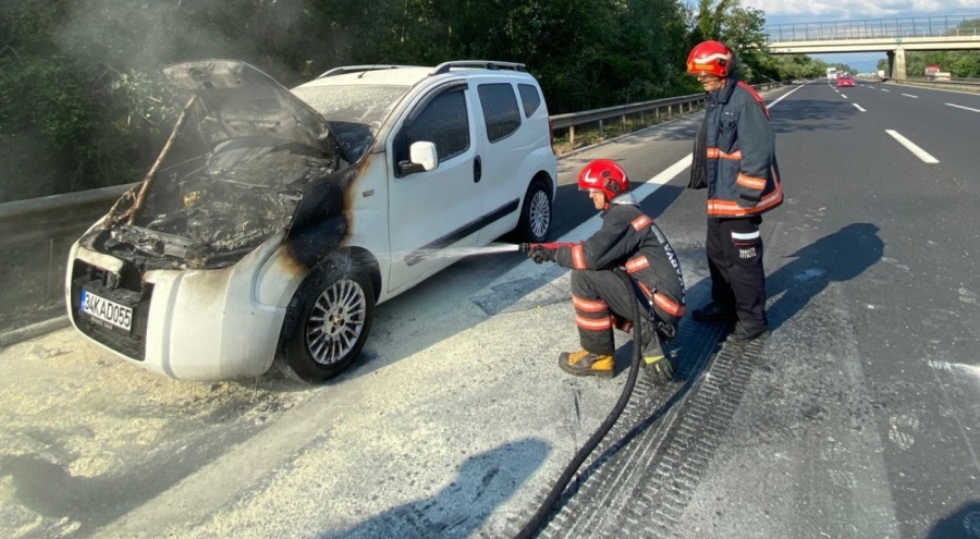Otoyolda hafif ticari araç alev aldı