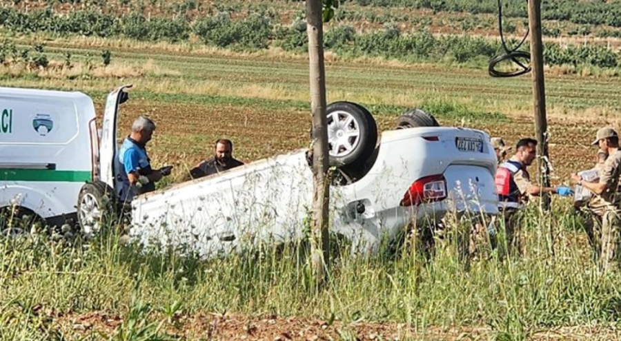 Takla atıp tarlaya devrilen araçta can verdi