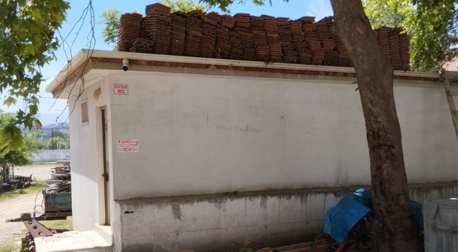 Bursa'da imam şadırvanın çatısından düştü!
