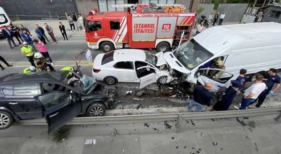 Basın Ekspres yan yoldaki zincirleme kazada 2 kişi yaşamını yitirdi