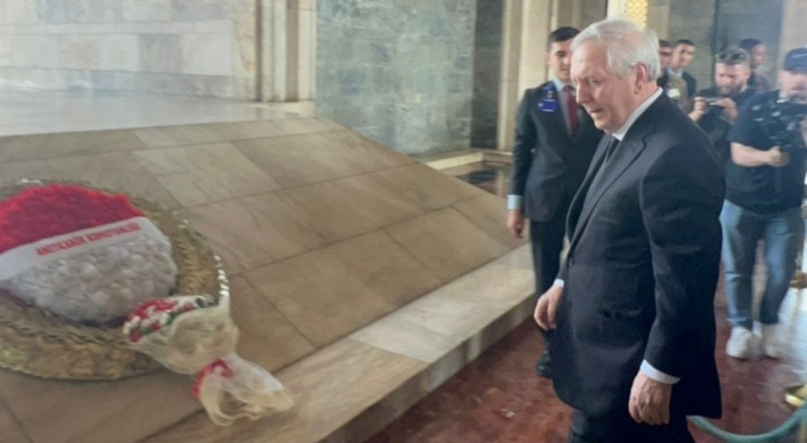 Fenerbahçe başkan adayı Aziz Yıldırım Anıtkabir'i ziyaret etti