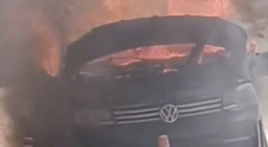 Park halindeki minibüs alev alev yandı