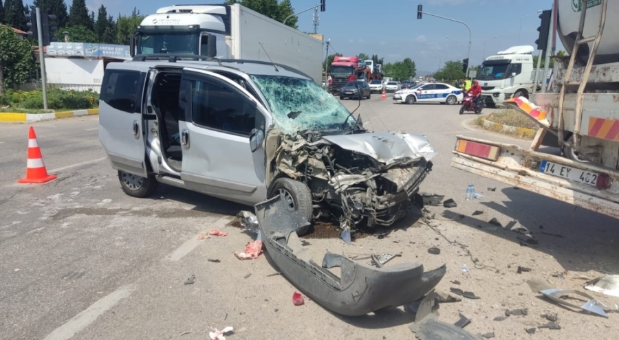 Bursa'da süt tankeriyle hafif ticari araç çarpıştı!