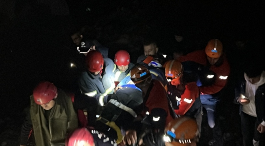 Rize'de dereye uçan aracın sürücüsü yaralandı