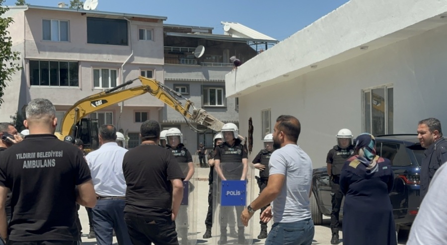 Bursa'da kaçak yaptığı yapı 4 kez yıkıldı, "bir daha yıkılmasın" diye çatıya çıkarak direndiler