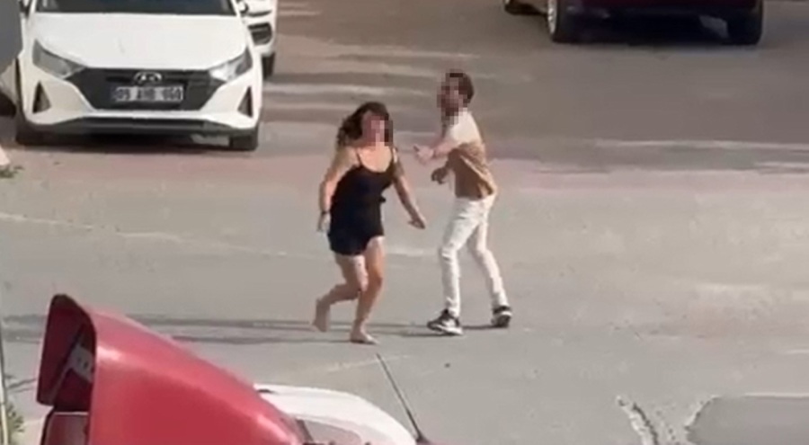 Aracın önüne atlayan kadının numarasını kimse yutmayınca böyle ayağa kalktı