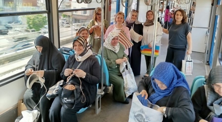 Bursa'da Gazze için metroda örgü örerek yolculuk yaptılar