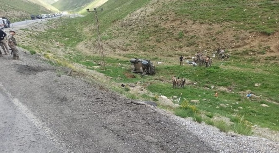 Polis aracı kaza yaptı: 2 yaralı