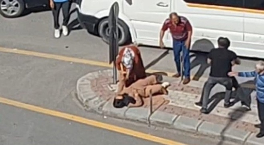 Trafikte yol verme tartışması yumruklu kavgaya dönüştü