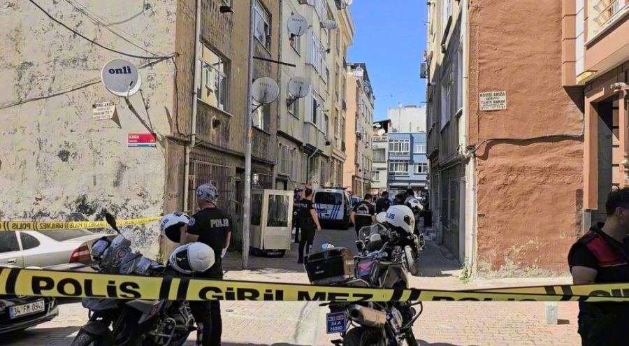 Ayrı yaşadığı eşi ve kızını öldürüp kaçtı