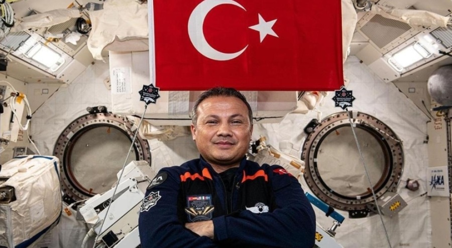 Türkiye'nin ilk astronotu Alper Gezeravcı Bursa'da öğrencilerle bir araya geldi