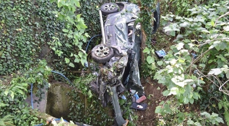 Direksiyon hakimiyetini kaybedince uçuruma yuvarlandı