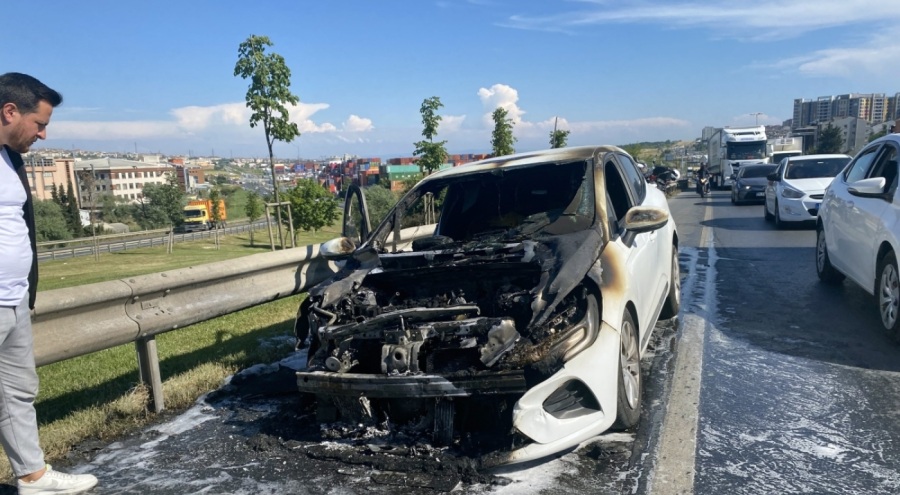 Seyir halindeki araç alev alev yandı