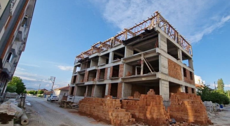 3'üncü kattan düşen inşaat işçisi ağır yaralandı