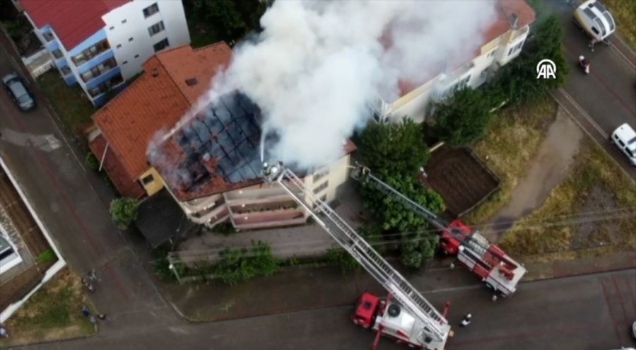 Çanakkale'de yıldırım isabet eden evin çatısında yangın çıktı