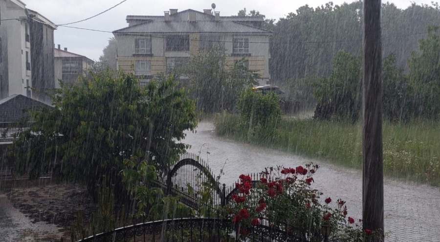 Bolu'da sağanak yağış hayatı felç etti