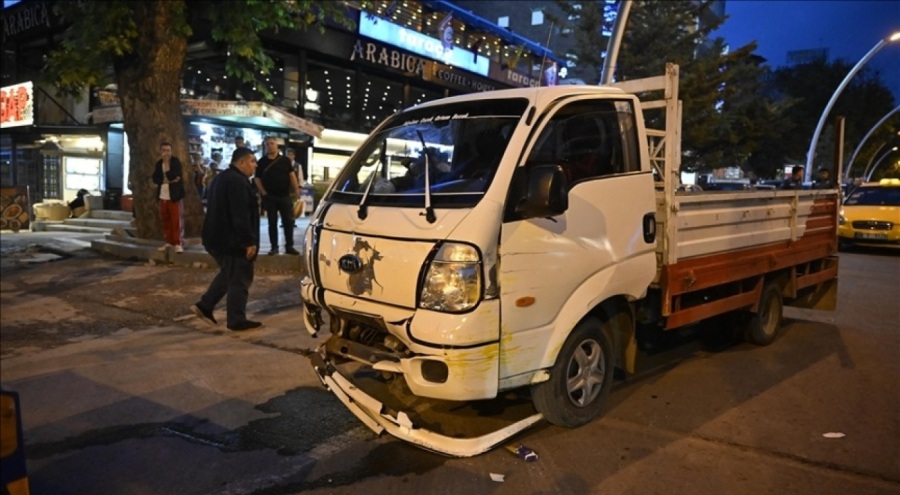 Kamyonet 11 araca çarptı, ortalık karıştı