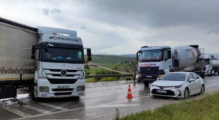 Kayganlaşan yolda makaslayan TIR ulaşımı aksattı