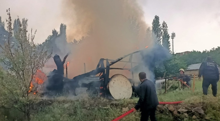 Yıldırım isabet eden baraka küle döndü