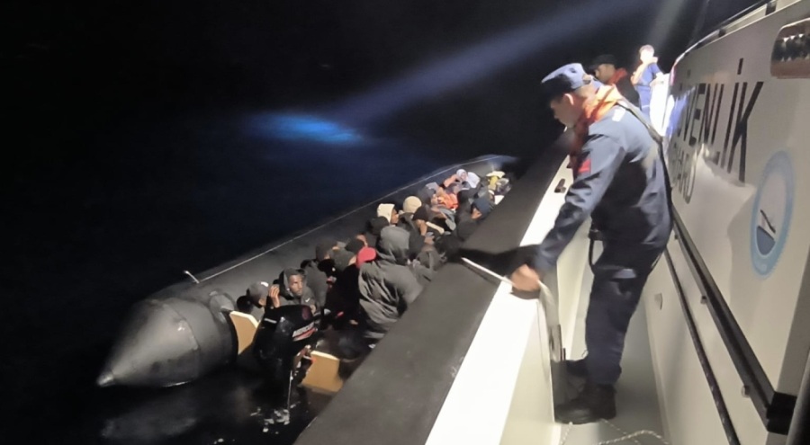 Bozcaada açıklarında 45 kaçak göçmen ile 1 göçmen kaçakçısı yakalandı