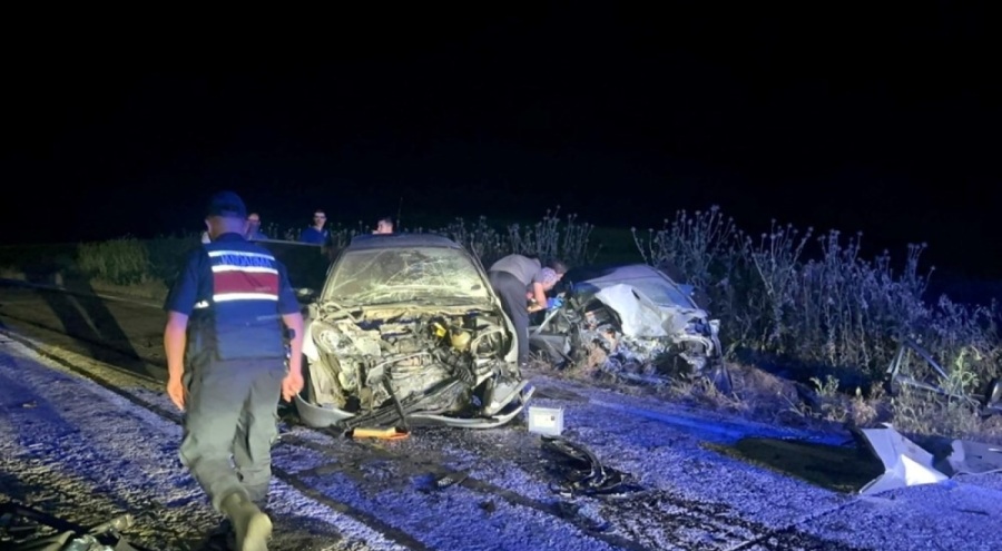 Oğlunun kullandığı otomobili sollamaya çalıştı: 3 ölü, 5 yaralı