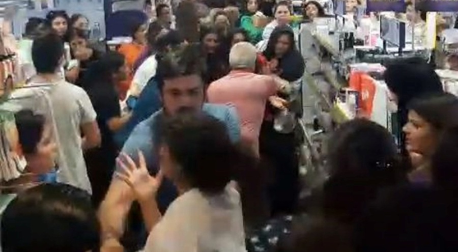 Kozmetik mağazasında indirim izdihamı