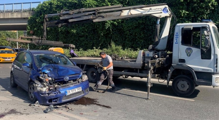 Araçların arasında sıkışan gencin bacağı koptu!