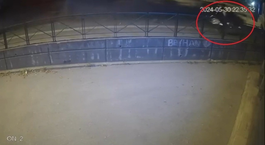 Bursa'da kontrolden çıkan otomobilden son anda kurtuldu!