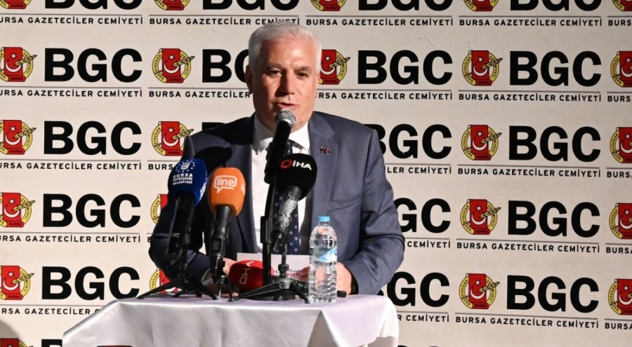 Gazeteciler ödüllerini Bursa Büyükşehir Belediye Başkanı Bozbey'in elinden aldı