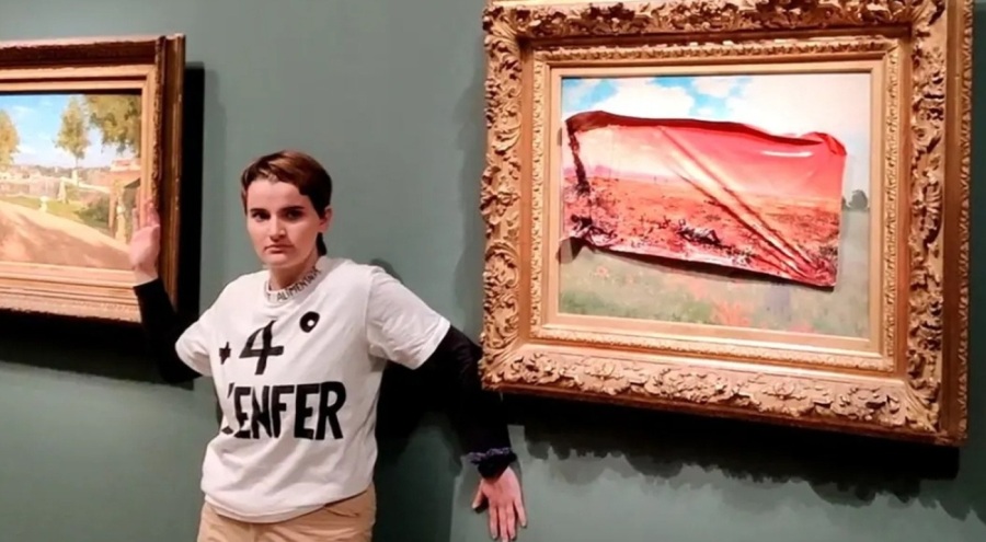 Fransız çevreci, Monet'nin tablosuna resim yapıştırdı