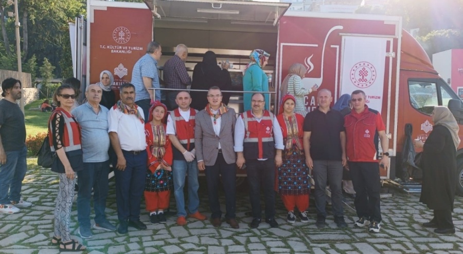 Vakıflar Genel Müdürlüğü "Bursa Kültür Yolu Festivali" etkinliklerinde ikramlarda bulunuyor