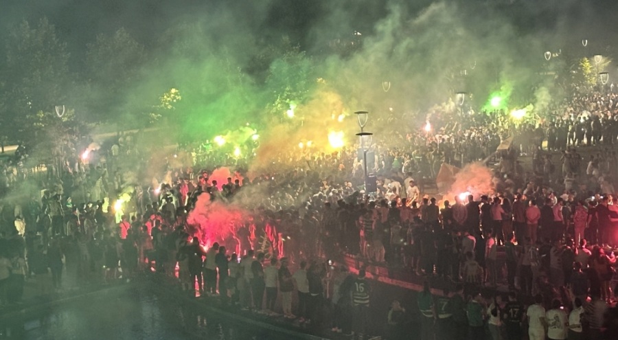 Bursaspor Kulübü'nün 61. kuruluş yıldönümünde taraftarlar yeniden doğuşun meşalesini yaktı