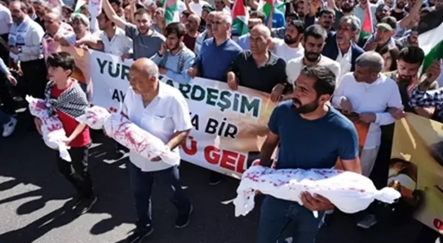 Maket bebekler ve oyuncaklar ile İsrail protesto edildi