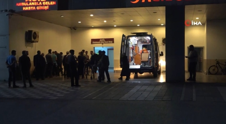 Annesini ve kardeşini bıçakla yaraladı