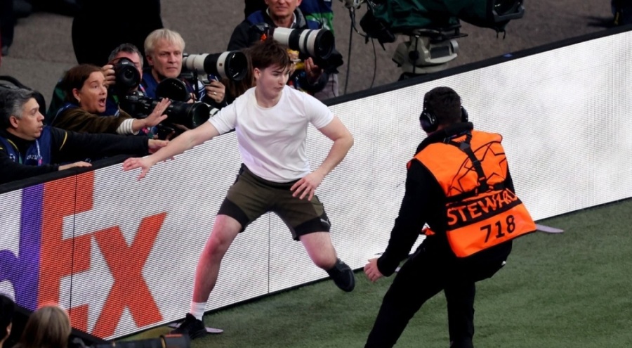 Şampiyonlar Ligi final maçında sahaya taraftar girdi