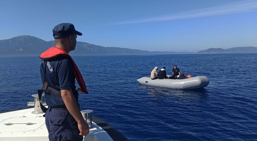 Yunanistan'ın geri ittiği 16 kaçak göçmen kurtarıldı