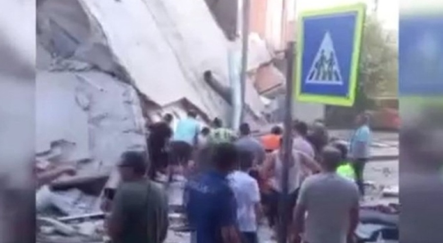 Küçükçekmece'de bina çöktü! 1 ölü, 8 yaralı