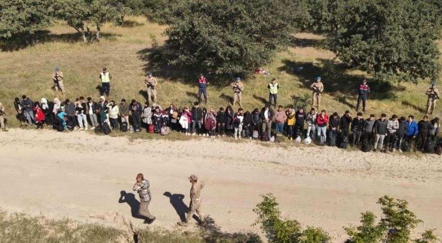 Edirne'de 69 kaçak göçmen, 1 organizatör ve 1 terör şüphelisi yakalandı