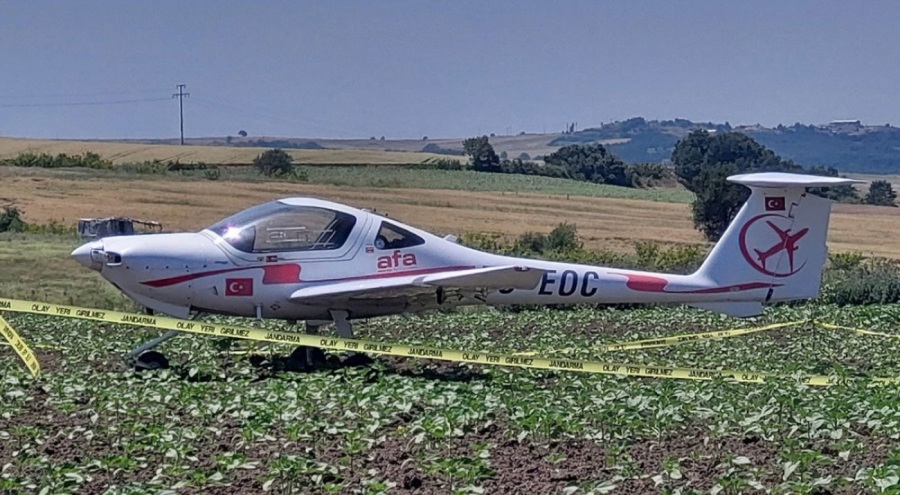 Tekirdağ'da eğitim uçağı tarlaya acil iniş yaptı
