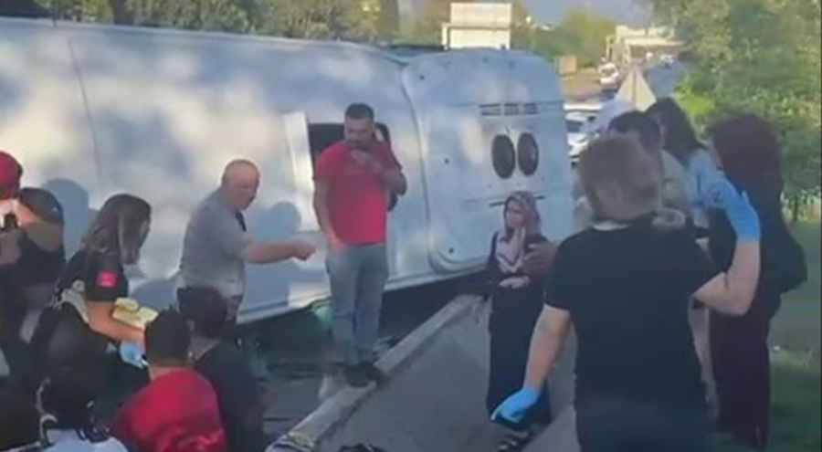 Kontrolden çıkan servis aracı kaza yaptı: 1 ölü, 7 yaralı