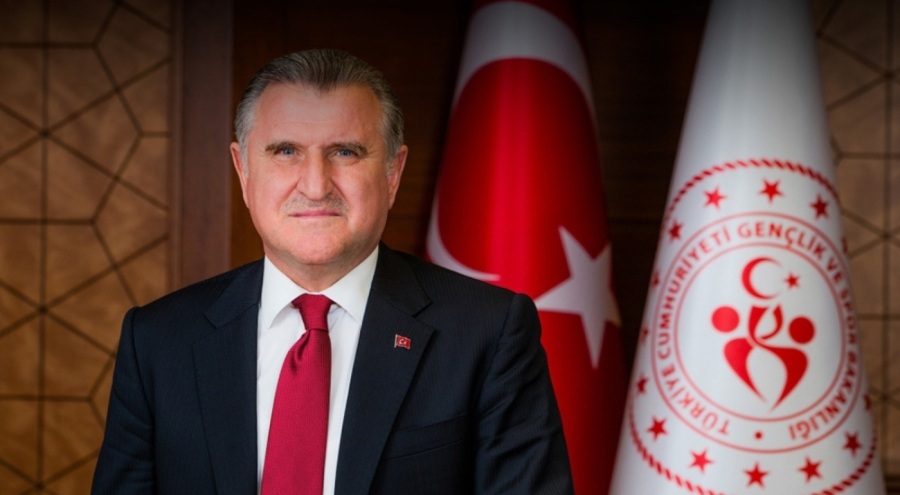 Bakan Bak, Milli boksör Esra Yıldız Kahraman'ı tebrik etti