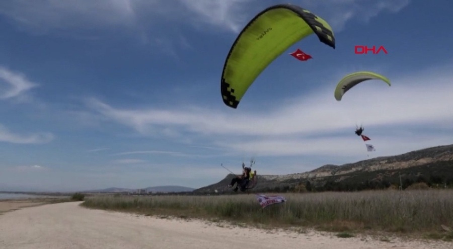 Yamaç paraşütçüleri Jandarma Teşkilatı'nın kuruluş yıl dönümünü kutladı