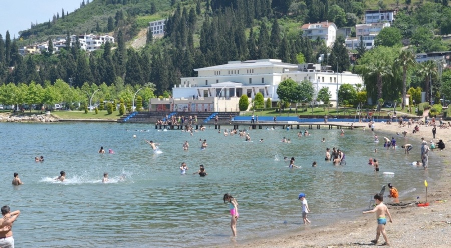 Kocaeli'de sıcaktan bunalanlar deniz sezonunu açtı