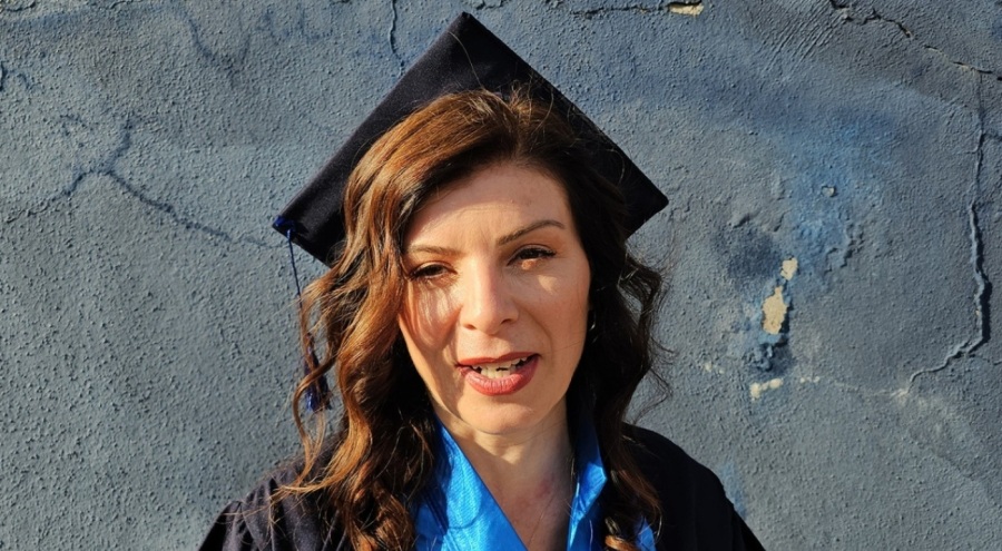 42 yaşında üniversiteyi birincilikle bitirdi