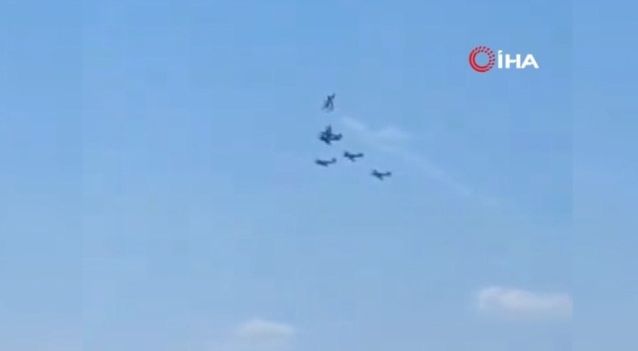 Gösteri uçuşu sırasında iki uçak havada çarpıştı