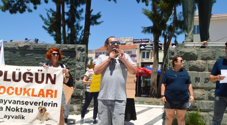 Ünlü televizyoncu Armağan Çağlayan Ayvalık'ta sokak hayvanlarıyla ilgili eyleme katıldı