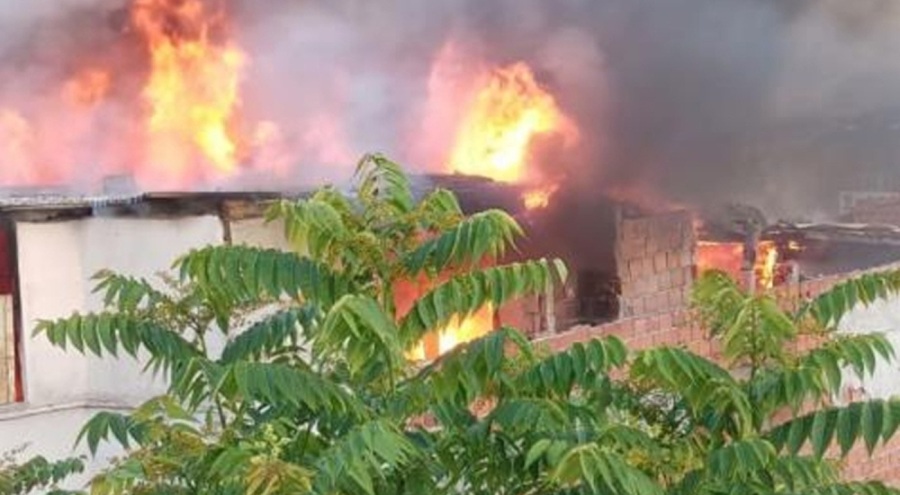 Metruk binada  korkutan yangın!