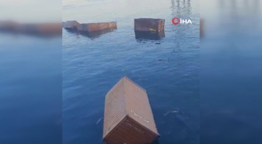 Gemiye hatalı yükleme yapıldı: Konteynerler denize düştü