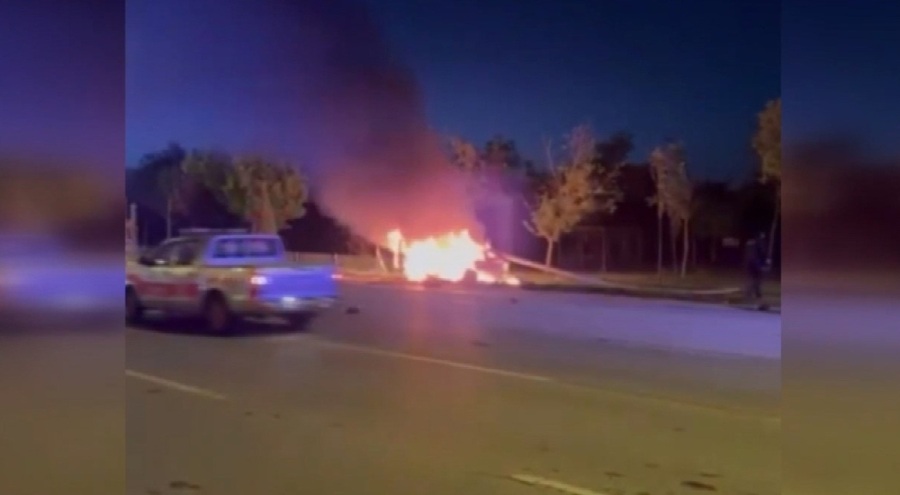 Direğe çarpan otomobil alev aldı